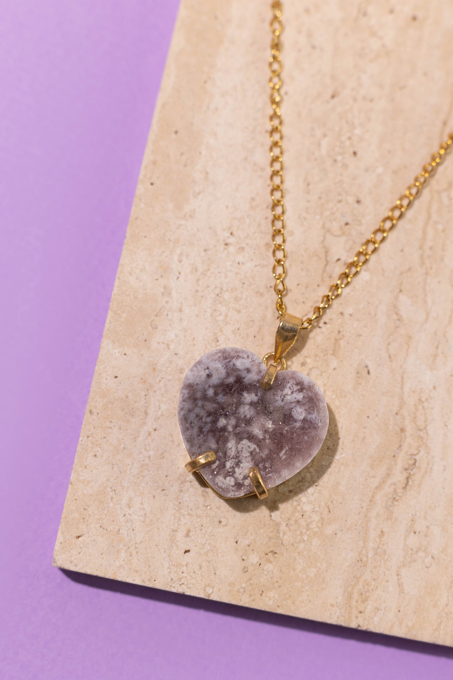 Kaklo papuošalas su rausvuoju ametistu