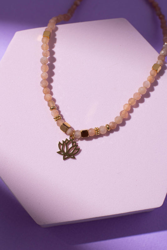 NAUJIENA! Kaklo papuošalas su saulės akmeniu (34 cm)